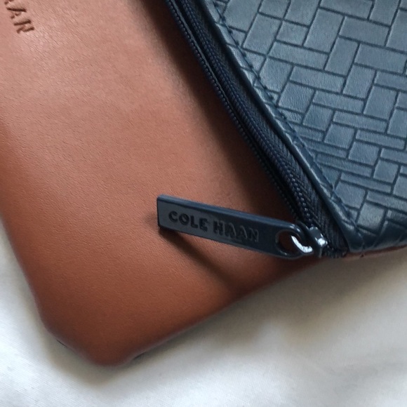 Mini toiletries bag, Cole Haan for American Airlines, Blue & Tan - Picture 7 of 7